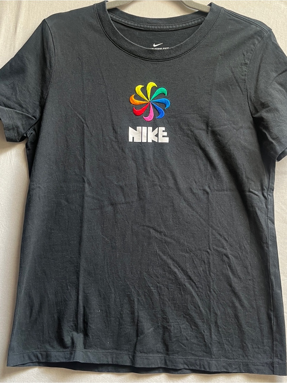 Nike Pinwheel Rainbow Swoosh Logo Crewneck Graphic Tee Shirt M 18.5 PTP
